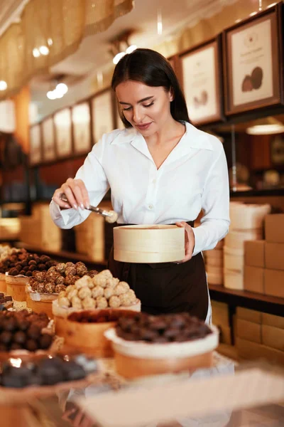 Tienda de chocolate. Mujer Trabajando en Chocolate Shop — Foto de Stock