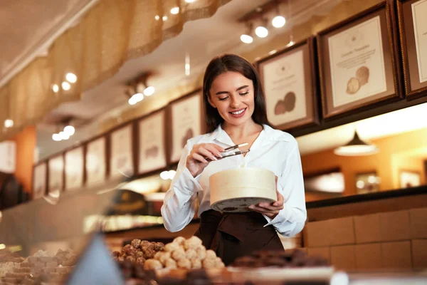 Chokladbutiken. Kvinna som arbetar i choklad butik — Stockfoto