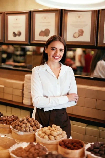 Choklad butik. Kvinnliga säljaren i Konfektyr Shop. — Stockfoto