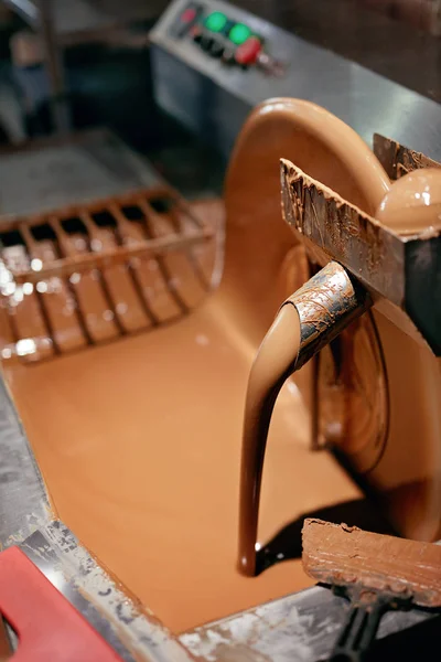 Производство шоколада на фабрике — стоковое фото
