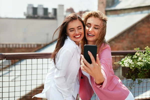 Mujeres haciendo foto en el teléfono móvil al aire libre —  Fotos de Stock