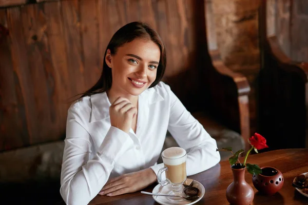 Mujer bebiendo café en la cafetería — Foto de Stock