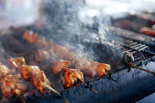 Grilling Meat On Skewers. Pedaços de carne de churrasco cozinhando na grelha — Fotografia de Stock