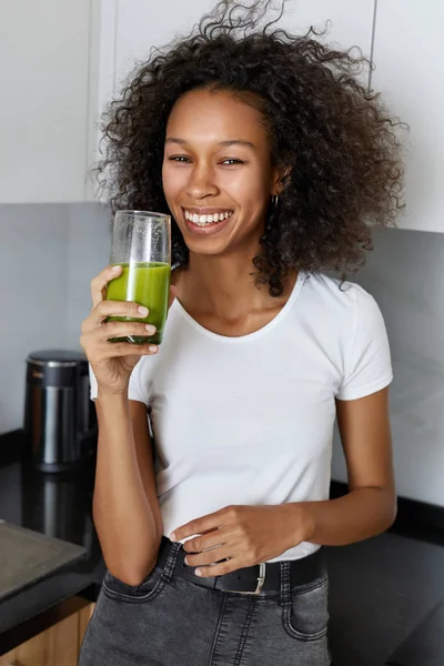 Woman drinking green detox juice, smoothie drink in kitchen — Stock Photo, Image