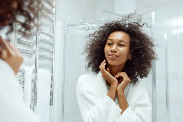 Bőrápolás. Nő szépség szemfedő maszk a fürdőszobában — Stock Fotó