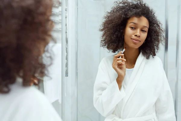 Bellezza. Donna sorridente con pennello trucco in bagno — Foto Stock