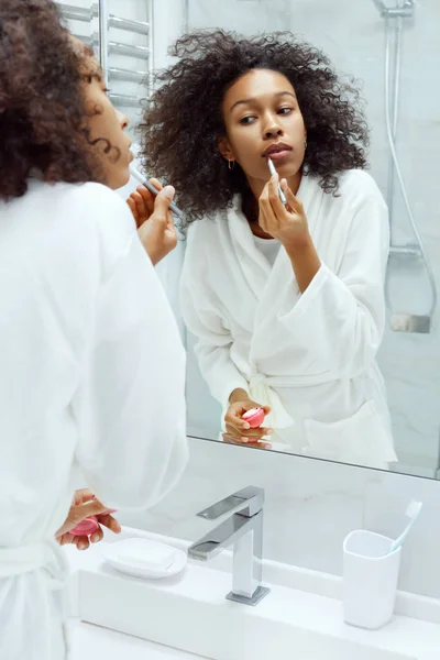 Cuidado de la piel de labios. Mujer aplicando bálsamo labial con cepillo de maquillaje — Foto de Stock