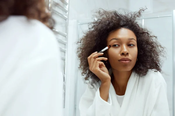 Maquillaje de belleza. Mujer aplicando cosméticos en los ojos en el baño —  Fotos de Stock