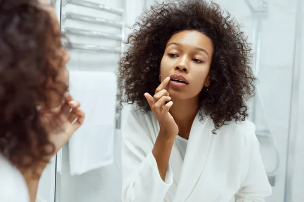 Lábios cuidados com a pele. Mulher aplicando bálsamo labial no retrato do banheiro — Fotografia de Stock