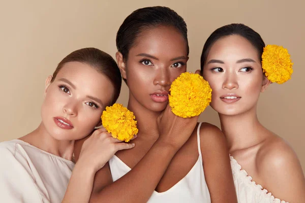 Bellezza Modelli Con Ritratto Fiori Gruppo Diversità Donne Tenendo Calendule — Foto Stock