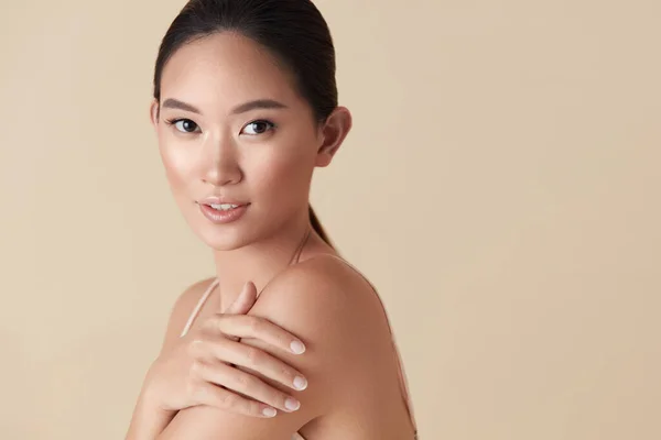 Una Mujer Modelo Asiático Retrato Belleza Bella Hembra Toca Hombro —  Fotos de Stock