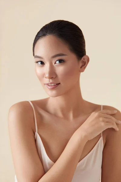 Pielęgnacja Skóry Portret Modelki Azjatyckiej Etniczna Dziewczyna Gładką Skórą Dotyka — Zdjęcie stockowe