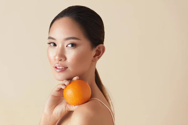 Mulher Retrato Beleza Frutas Modelo Asiático Segurando Laranja Suculenta Seu — Fotografia de Stock