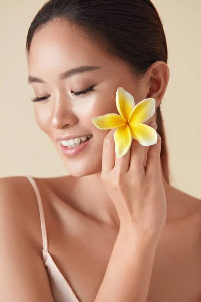 Szépség Virág Portré Ázsiai Modell Csukott Szemmel Plumeria Közel Arc — Stock Fotó