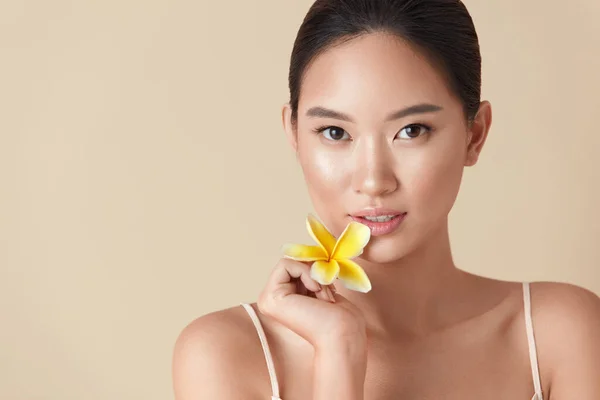 Belleza Retrato Mujer Flor Modelo Asiático Sostiene Plumería Tropical Cerca — Foto de Stock