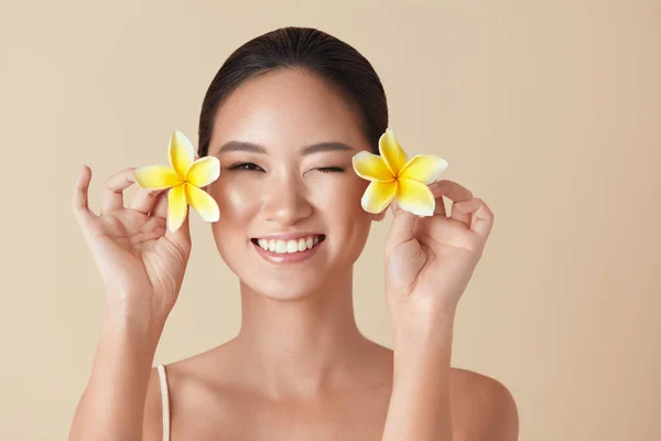 Cantik Model Dengan Bunga Portrait Happy Asian Girl Tropical Plumeria — Stok Foto