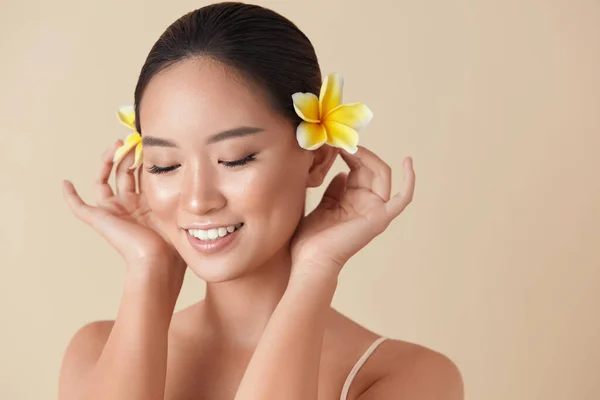 Cara Mulher Com Flores Retrato Modelo Asiático Bonito Com Plumeria — Fotografia de Stock