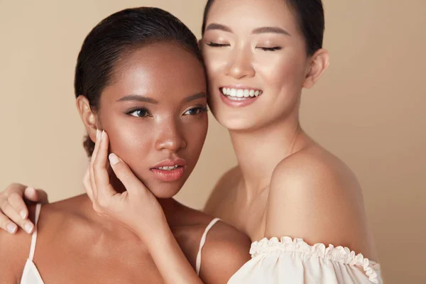 Kobiety Różnorodność Modele Portret Piękności Dwie Etniczne Kobiety Nagim Makijażem — Zdjęcie stockowe