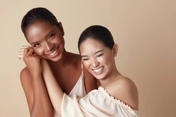 다양성 아름다움의 모델은 초상화이다 아시아 여성들은 맞잡고 웃음을 짓기도 화장을 — 스톡 사진