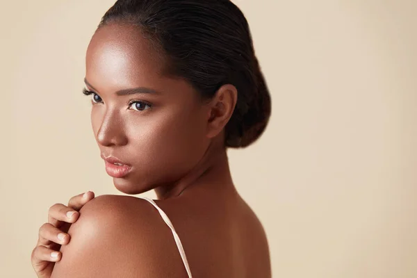 Güzellik Karışık Irk Kadın Portresi Güzel Etnik Model Omzuna Dokunur — Stok fotoğraf