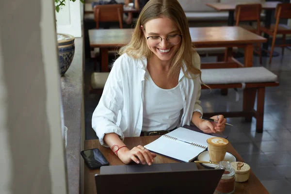 Aan Het Werk Vrouw Met Laptop Café Gelukkig Stijlvol Meisje — Stockfoto