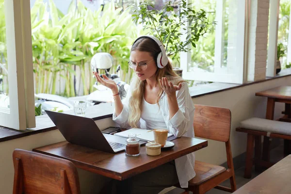 Aan Het Werk Verwarde Vrouw Coffeeshop Mooi Meisje Casual Kleding — Stockfoto