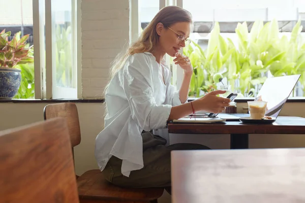 Δουλειά Γυναίκα Στο Καφέ Χρησιμοποιώντας Smartphone Ευτυχισμένο Κομψό Κορίτσι Γυαλιά — Φωτογραφία Αρχείου