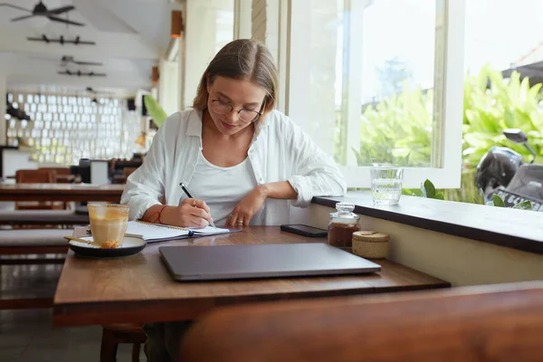 Zaken Vrouw Van Coffee Shop Schrijft Planner Book Mooi Model — Stockfoto