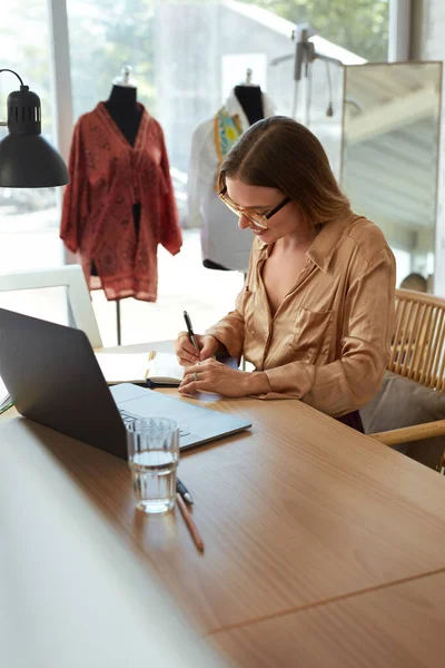 Modedesigner Bei Der Arbeit Geschäftsinhaber Arbeitet Der Werkstatt Laptop Selbstständige — Stockfoto