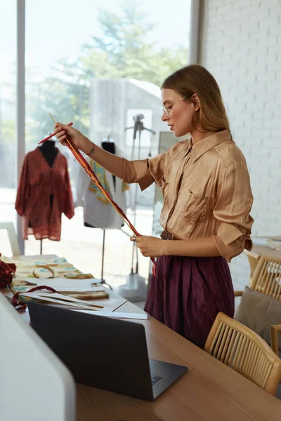 Женщина Мода Работая Над Собой Профессиональный Портной Измерительная Ткань Платья — стоковое фото