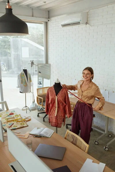 Oficina. Designer de moda no trabalho. Vestido de Medição de Alfaiate Feminino Profissional em Manequim e Esboço Algo. Mulher de sucesso na própria roupa Atelier . — Fotografia de Stock