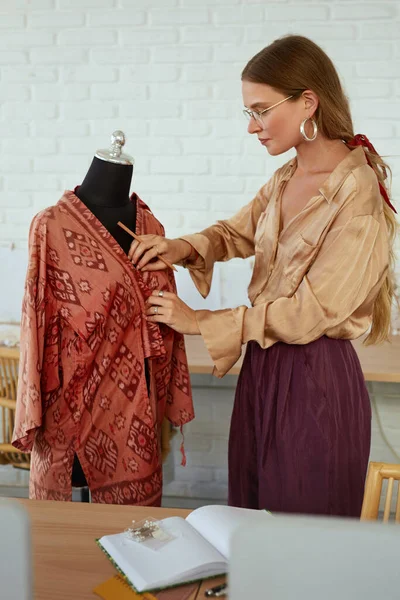 Trabalho. Designer de moda na oficina. Linda alfaiate criando vestido de verão no manequim. Sucesso mulher autônoma em roupas elegantes . — Fotografia de Stock