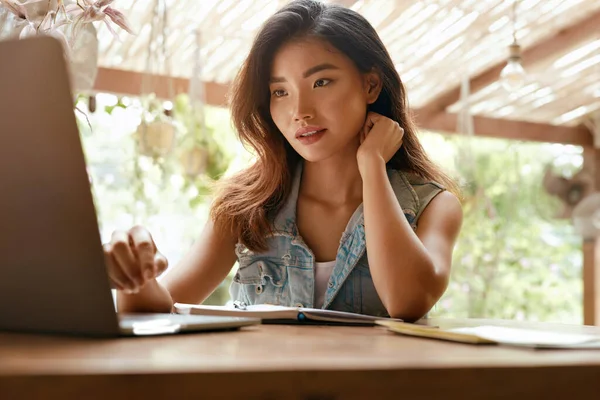 Trabalho Café Mulher Com Laptop Trabalhando Remotamente Férias Verão País — Fotografia de Stock