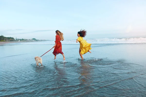 Meninas Com Cão Praia Correndo Mulheres Vestidos Maxi Longo Ocean — Fotografia de Stock