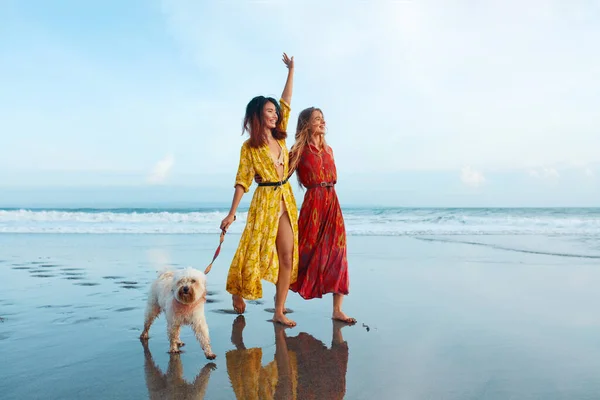 Praia Mulheres Com Cão Sandy Coast Moda Meninas Roupa Boêmia — Fotografia de Stock