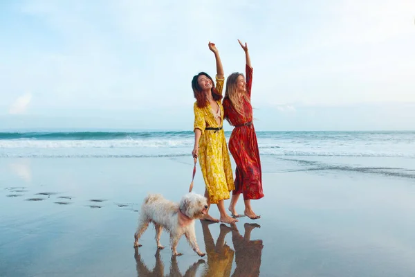 Mulheres Cão Praia Meninas Descalças Com Animal Estimação Costa Amigável — Fotografia de Stock