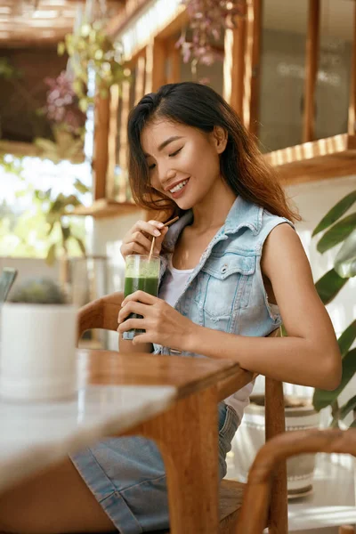 Woman Smoothie Cafe Asian Girl Casual Clothes Drinks Fresh Detox — Stock Photo, Image