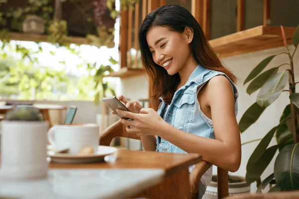 Için Kafeteryadaki Kadın Akıllı Telefon Kullanıyor Cafe Yaz Tatilinin Tadını — Stok fotoğraf