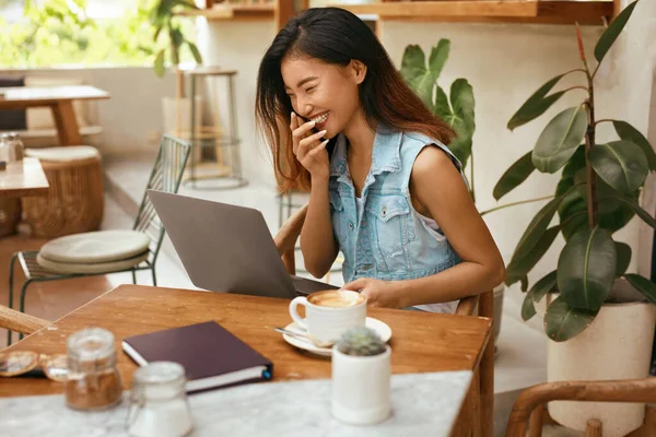 Женщина Чате Онлайн Кафе Азиатка Джинсовой Одежде Ноутбука Онлайн Встречи — стоковое фото