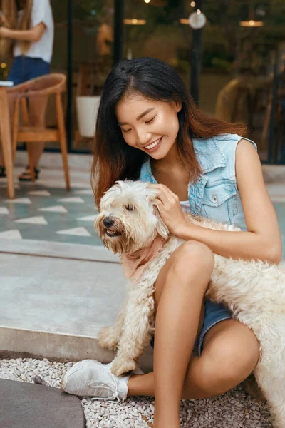 Asian Woman Dog Terrace Beautiful Model Jeans Outfit Playing Puppy — Stock Photo, Image