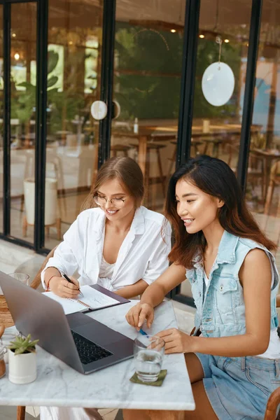 Zaken Vrouwen Coffeeshop Gebruiken Laptop Collega Stijlvolle Casual Outfit Genieten — Stockfoto