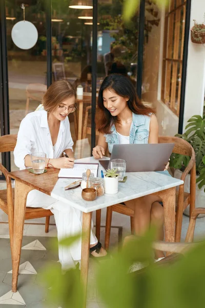 Mujeres Línea Reunión Café Chicas Felices Con Ropa Casual Usando — Foto de Stock