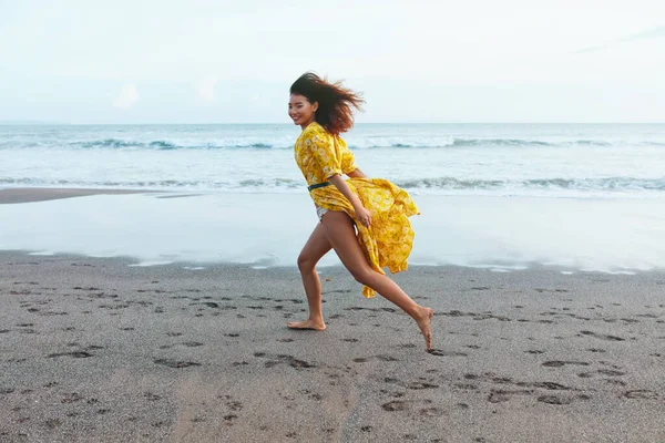 Женщина Летняя Мода Отдыха Океанском Пляже Beautiful Model Maxi Yellow — стоковое фото