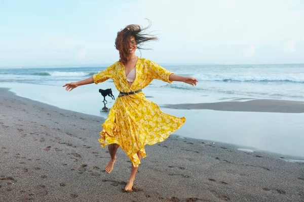 Moda Verão Mulher Vestuário Boêmio Caminhando Com Cão Praia Modelo — Fotografia de Stock