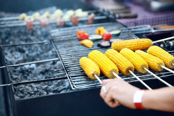 Groenten grillen van dichtbij. Maïs bakken op grill — Stockfoto