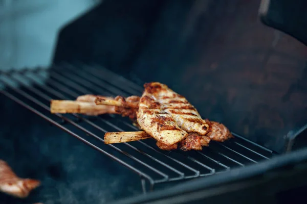 Barbecue. Vleesbiefstuk op grill Closeup — Stockfoto