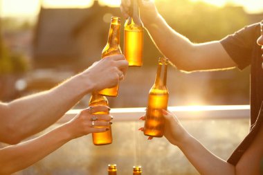 Bira Festivali. İnsanlar dışarıda bira içiyor.