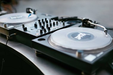 Masa Kapanışı Üzerine DJ Ekipmanı