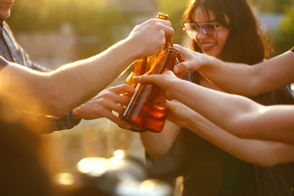 Pivní festival. Lidé pijící pivo venku — Stock fotografie