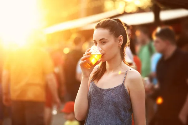 Mujer bebiendo cerveza al aire libre — Foto de Stock